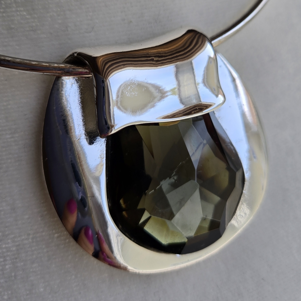 Elegant Silver and blackish/grayish/green Pendant Choker